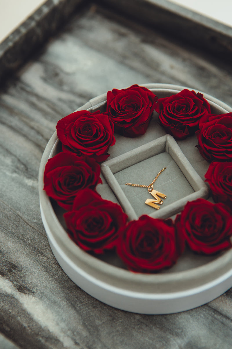 Geschenkbox mit echten Rosen und individuellem Initialen-Schmuck