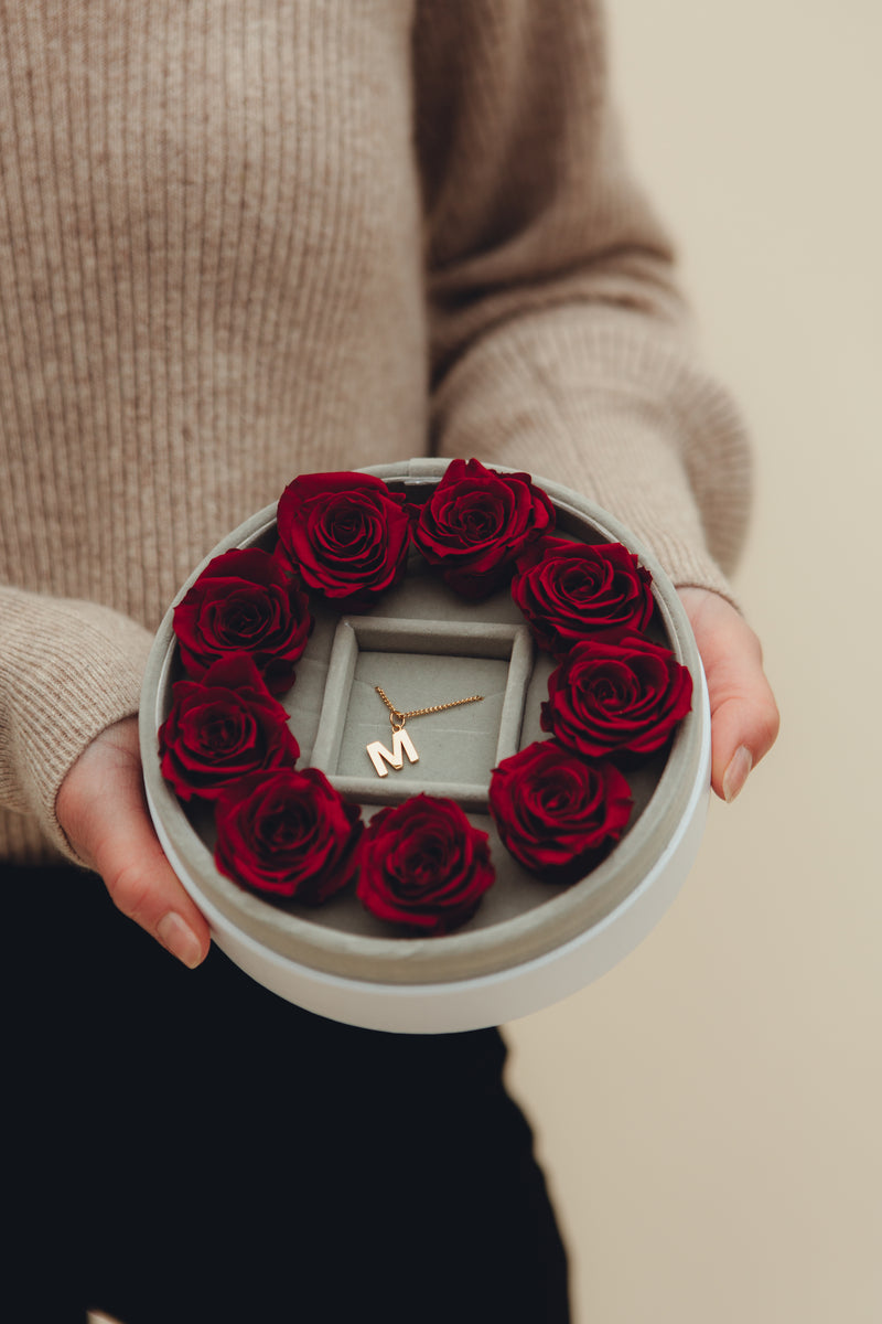 Geschenkbox mit echten Rosen und individuellem Initialen-Schmuck
