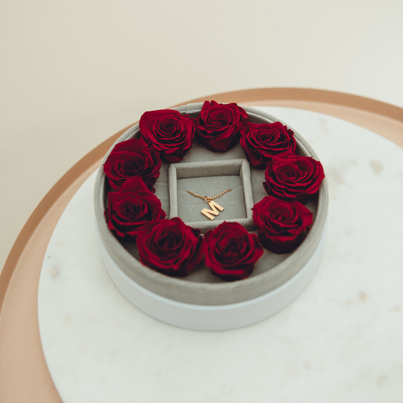 Geschenkbox mit echten Rosen und individuellem Initialen-Schmuck